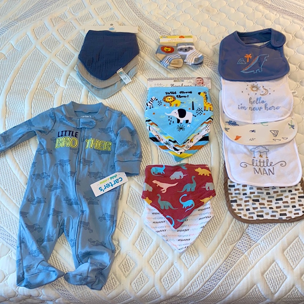 Baby Bibs, Socks, and outfit 0-3M - Picture 1 of 12